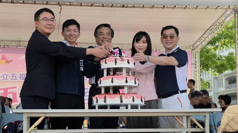 五福國中歡慶創校60週年，立委黃捷、教育局長吳立森、校長何茂通、家長會長陳志豪、校友會長柯正吉代表合切生日蛋糕。(漾新聞記者陳雯萍攝)