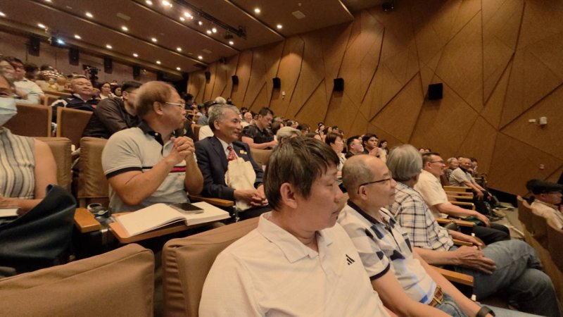 在高雄市立總圖7樓國際會議廳舉行的新書發表會，現場座無虛席，也看出作家吳玉方夫婦的超高人氣。(漾新聞記者陳雯萍攝)