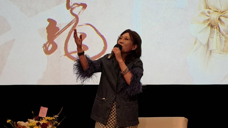 歌手兼作家吳玉方，現場也獻唱了小時候布袋戲的「苦海女神龍」招牌歌曲，讓大家一起回味童年，透過她時而高亢、時而溫柔的嗓音，似乎也在訴說她「艱困的童年，與打拼的歲月」，以及一名堅毅勇敢的台灣女孩！(漾新聞記者陳雯萍攝)