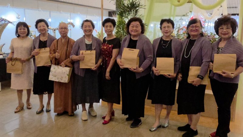 會長王素惠也同步頒發感謝狀與禮物,予小原流會長許惠珠、新國際會長許柳英、美加花藝會長釋印智師父、中華花藝會長黃美玉,以及真美花藝會長王伊純等參展協會代表,以感謝對這次聯展的支持。(漾新聞記者陳雯萍攝) 會長王素惠也同步頒發感謝狀與禮物,予小原流會長許惠珠、新國際會長許柳英、美加花藝會長釋印智師父、中華花藝會長黃美玉,以及真美花藝會長王伊純等參展協會代表,以感謝對這次聯展的支持。(漾新聞記者陳雯萍攝)