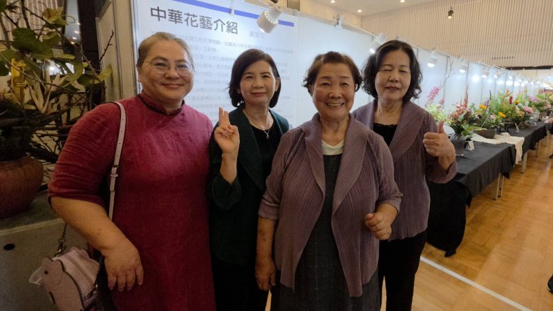 中華花藝協會會長黃美玉(右二)與會員合影。(漾新聞記者陳雯萍攝) 中華花藝協會會長黃美玉(右二)與會員合影。(漾新聞記者陳雯萍攝)