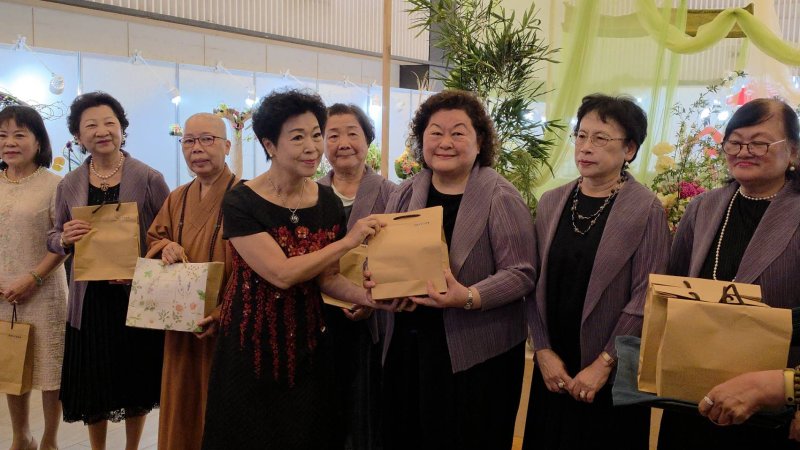 會長王素惠也同步頒發感謝狀與禮物,予小原流會長許惠珠、新國際會長許柳英、美加花藝會長釋印智師父、中華花藝會長黃美玉,以及真美花藝會長王伊純等參展協會代表,以感謝對這次聯展的支持。(漾新聞記者陳雯萍攝) 會長王素惠也同步頒發感謝狀與禮物,予小原流會長許惠珠、新國際會長許柳英、美加花藝會長釋印智師父、中華花藝會長黃美玉,以及真美花藝會長王伊純等參展協會代表,以感謝對這次聯展的支持。(漾新聞記者陳雯萍攝)