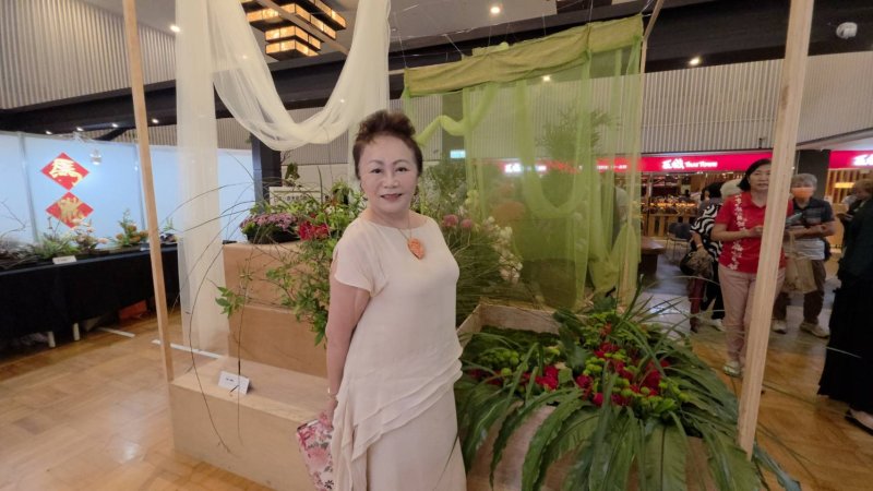 創會會長成樹芬設計的大型藝術裝置,取自宋代詞人汪元量〈越州歌〉中「春意動」的詞,來創造花卉在冬天、春天春意萌發、萬物甦醒的動態美感。(漾新聞記者陳雯萍攝) 創會會長成樹芬設計的大型藝術裝置,取自宋代詞人汪元量〈越州歌〉中「春意動」的詞,來創造花卉在冬天、春天春意萌發、萬物甦醒的動態美感。(漾新聞記者陳雯萍攝)