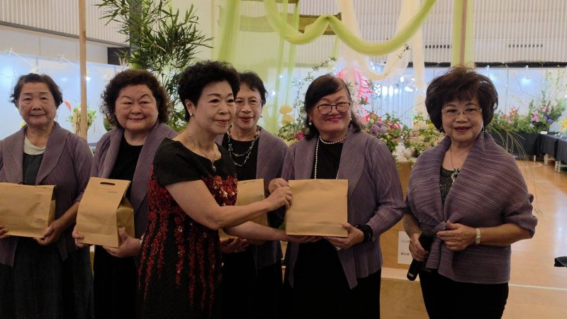 會長王素惠頒發感謝狀及禮物予協會執行秘書長陳金蟬。(漾新聞記者陳雯萍攝) 會長王素惠頒發感謝狀及禮物予協會執行秘書長陳金蟬。(漾新聞記者陳雯萍攝)