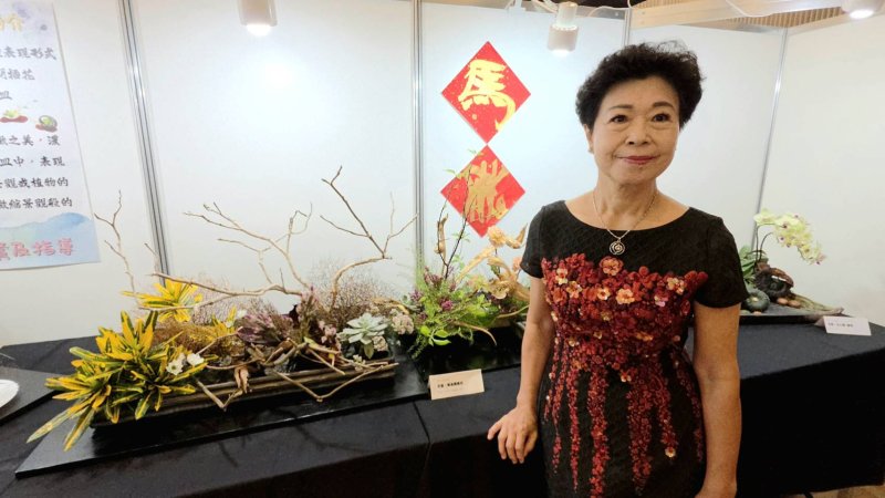 會長王素惠則屬於日本小原流派的插花,本次以小原流的琳派調的花型創作,在展現秋、冬、春的季節變化。(漾新聞記者陳雯萍攝) 會長王素惠則屬於日本小原流派的插花,本次以小原流的琳派調的花型創作,在展現秋、冬、春的季節變化。(漾新聞記者陳雯萍攝)