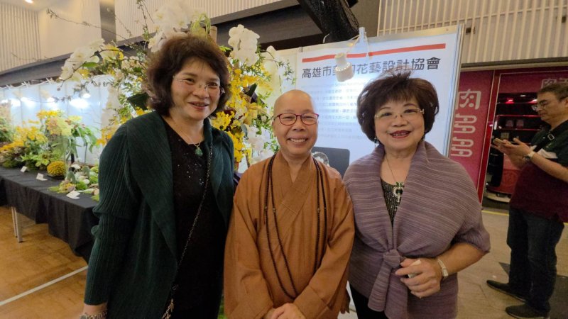 美加花藝會長釋印智師父(中)與成員說明作品的特色。(漾新聞記者陳雯萍攝) 美加花藝會長釋印智師父(中)與成員說明作品的特色。(漾新聞記者陳雯萍攝)