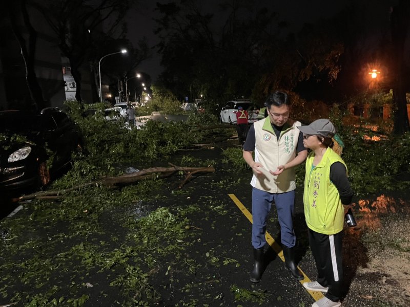 2024年山陀兒颱風，議員林智鴻至鳳山溪畔與中榮里長劉秀美一同勘災資料照. 