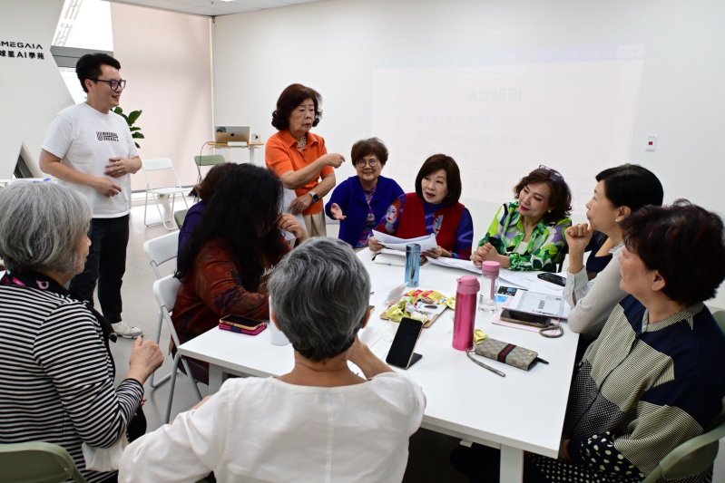 地球星經青年局企業健診與導師輔導後，成功轉型為南部首創「樂齡AI學苑」，已帶領逾300位長者將閱歷轉化為 AI 數位作品。