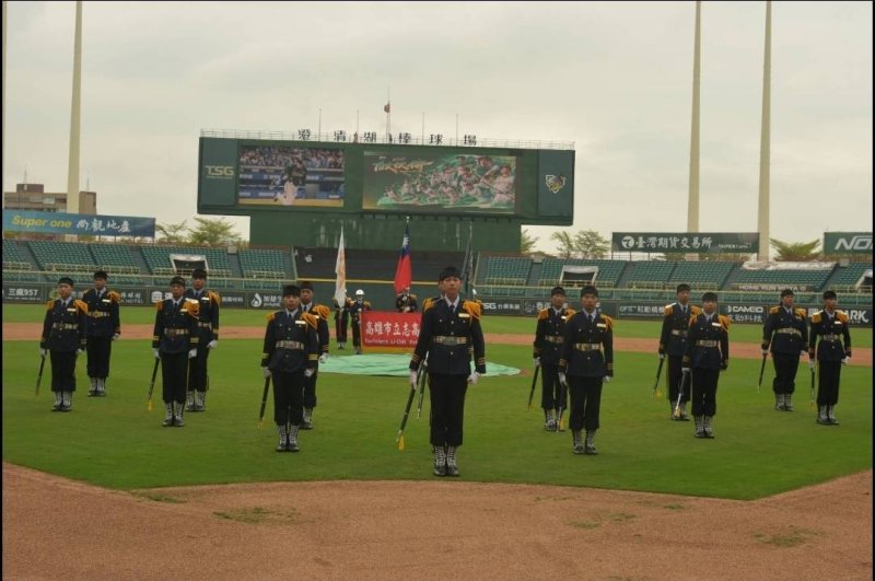 高雄市立志中學軍儀隊上場操槍的英姿。（漾新聞記者陳雯萍翻攝）