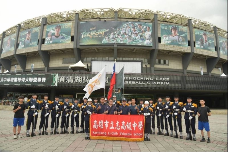 高雄市立志中學軍儀隊於演出前在澄清湖球場合影。（漾新聞記者陳雯萍翻攝）