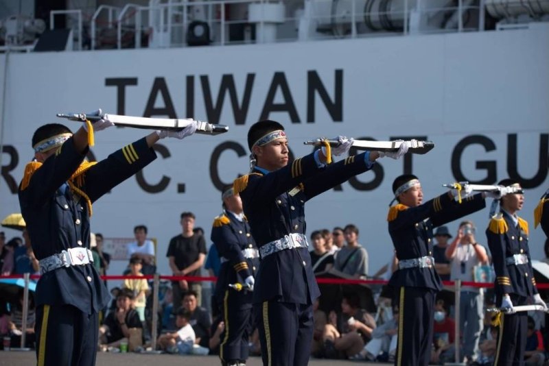 高雄市立志中學軍儀隊上場操槍的英姿。（漾新聞記者陳雯萍翻攝）