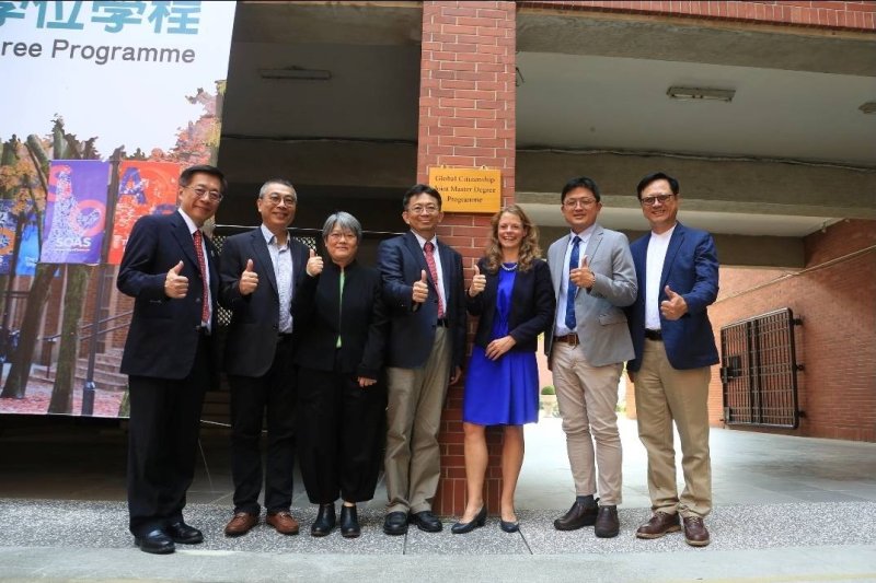 國立中山大學攜手倫敦大學亞非學院合作的「全球公民權碩士學位學程」今（13日）正式揭牌成立。左起中山大學副校長許博欽、郭志文、社科院院長陳美華、校長李志鵬、英國在台辦事處政治新聞署署長何泰曦、教育部主任秘書林伯樵、中山大學校友欣巴巴事業股份有限公司董事長黃烱輝。(漾新聞記者陳雯萍翻攝)