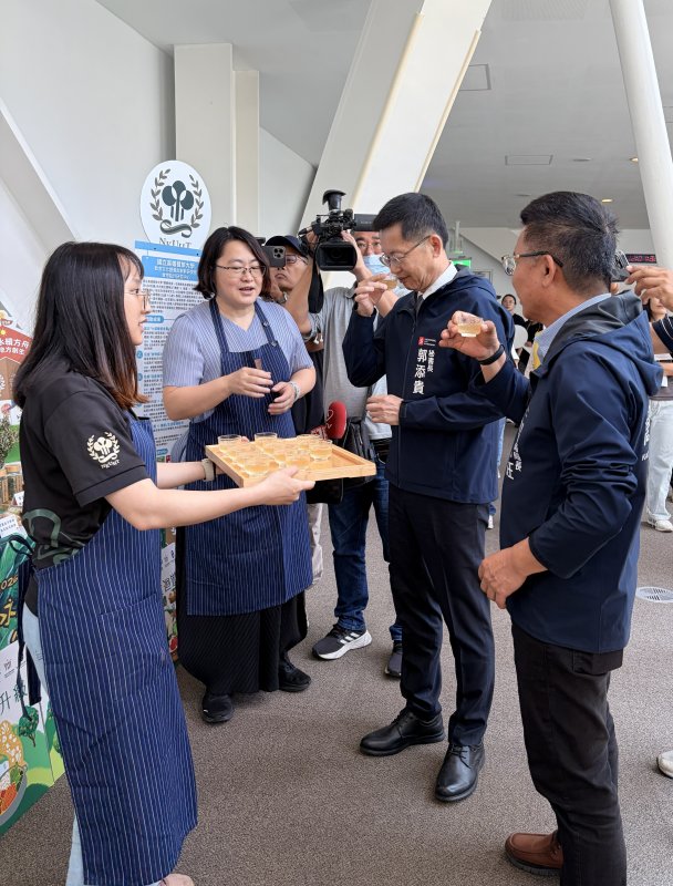 高雄市政府郭添貴秘書長農業局姚志旺局長品嘗客庄香草爆打飲品。