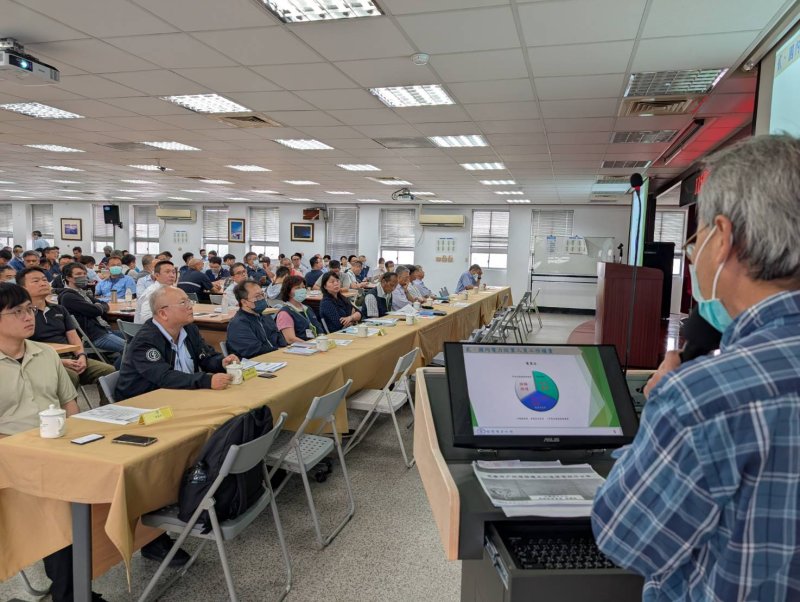 今年座談會有別以往，除持續鼓勵用戶落實深度節能外，也特別強化用戶設備維護觀念，導入「設備管理即節能」的新思維。座談會由處長主持，率領兩位副處長及各組經理一同出席，表達對大用戶的重視。