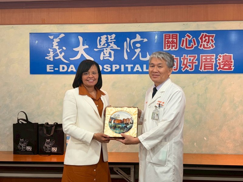 義守大學醫學院林俊農院長(右)致贈本校紀念品致貝里斯駐臺大使梅凱瑟(左)(H.E. Ambassador Katherine Vanessa Meighan) 義守大學醫學院林俊農院長(右)致贈本校紀念品致貝里斯駐臺大使梅凱瑟(左)(H.E. Ambassador Katherine Vanessa Meighan)