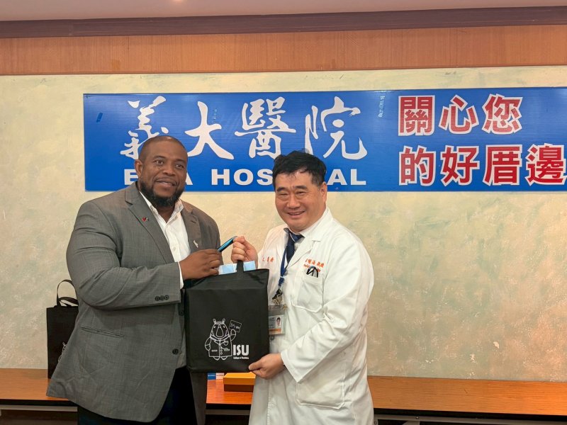 義大醫院楊生湳教育副院長(右)致贈醫院紀念品致貝里斯校長博拉修(左) (Dr. Vincent Roy Palacio) 義大醫院楊生湳教育副院長(右)致贈醫院紀念品致貝里斯校長博拉修(左) (Dr. Vincent Roy Palacio)