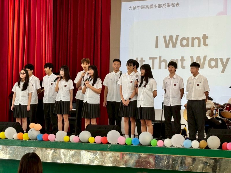 大榮中學高中部學生以全員分組方式進行英語主題發表，內容聚焦永續發展與環境保護等全球議題，展現國際視野與跨域整合能力。