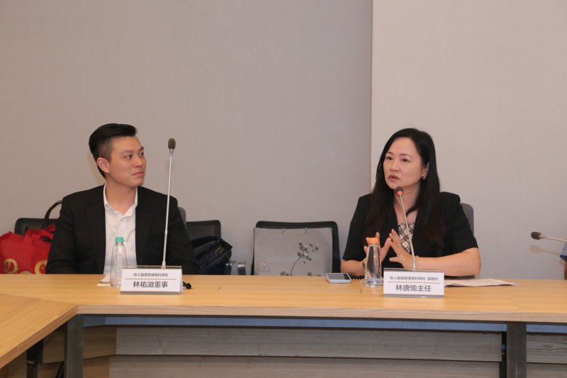 樹人醫專護理科林唐愉主任（右一）說明目前護理科概況。