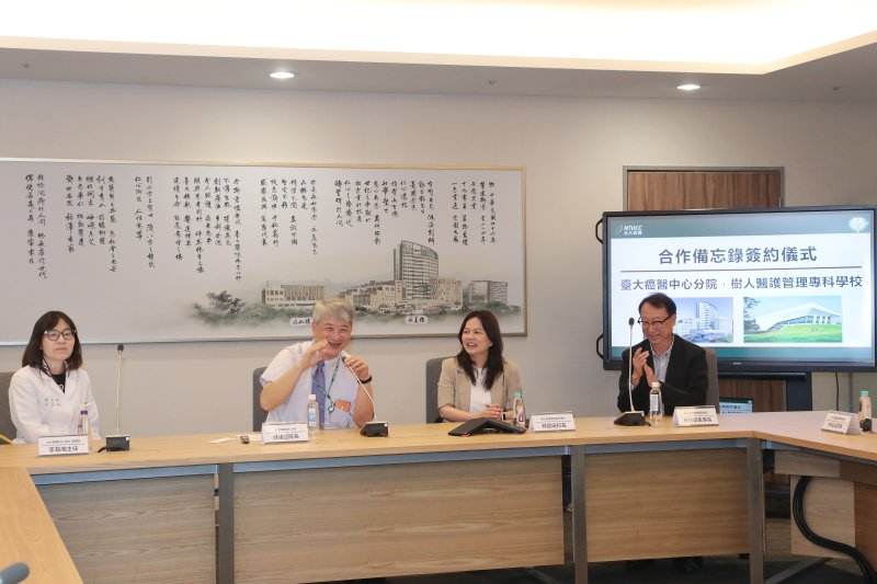 臺大癌醫中心醫院吳耀銘院長（左二）介紹與會團隊成員。