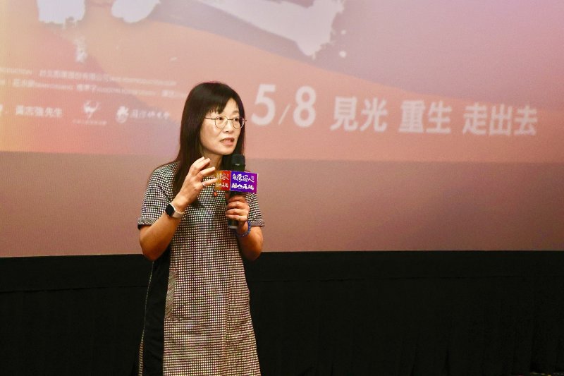 高雄市政府教育局主任秘書歐素雯觀影前致詞，期待電影撫慰更多生命。