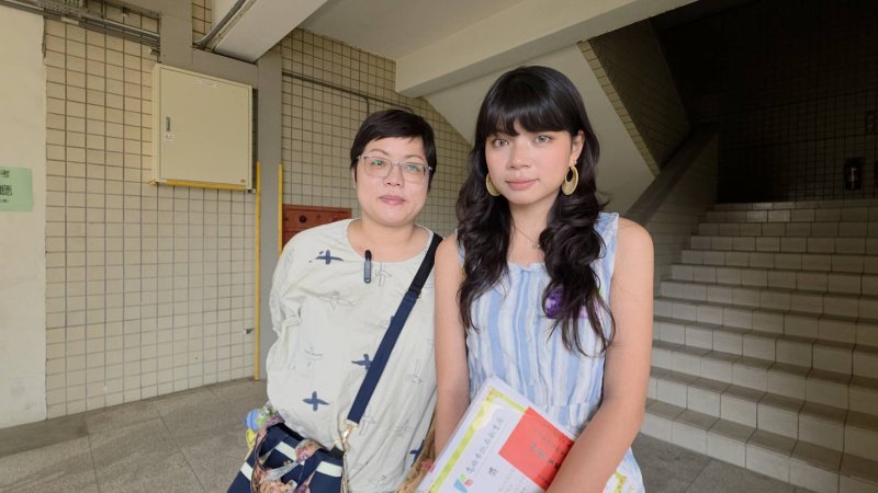 高中組第一名鳳新高中美術班三年級學生甘恩睿與媽媽合影。(漾新聞記者陳雯萍攝)