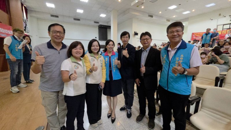 出席貴賓，左起勝利國小校長李進士、市議員陳慧文、市議員湯詠瑜、協會理事長蔡淑娟、教育局專門委員張紋誠、新興高中校長朱學雄、協會輔導理事長張簡智鵬。(漾新聞記者陳雯萍攝)