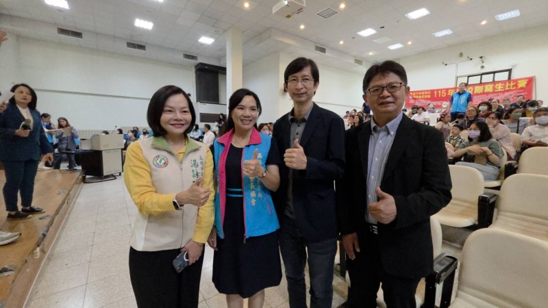 寫生比賽頒獎典禮出席貴賓，左起市議員湯詠瑜、協會理事長蔡淑娟、教育局專門委員張紋誠與新興高中校長朱學雄。(漾新聞記者陳雯萍攝)