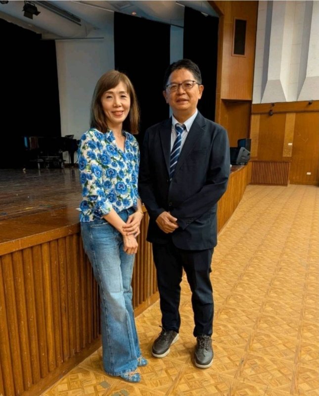 新興國中部音樂班校友，國立臺灣師範大學音樂系主任歐陽伶宜教授，密西根州立大學音樂藝術博士，研究專長：大提琴。