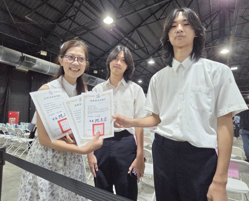 瑞祥高中羅孟禎、羅孟迪兄弟以《突破性別框架：公益影片對男高中生捐髮意向之影響》榮獲高中組行為與社會科學科第一名。  為了像女生一樣落實捐髮的愛心，兄弟兩人自去年八月起開始留髮，目前留髮七個月，頭髮大概長了七公分，預計在明年暑假的大會師活動中完成捐髮。
