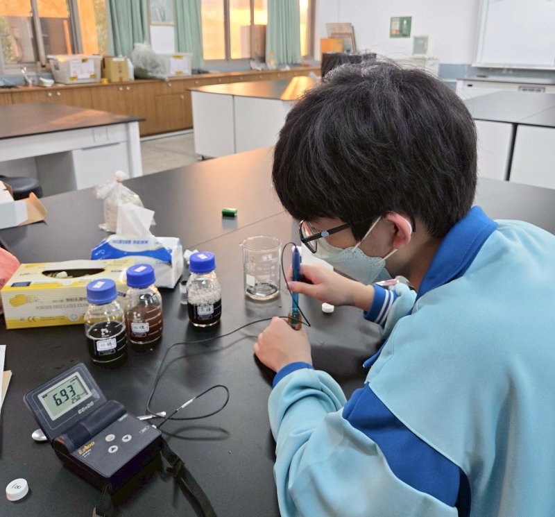 高雄市立陽明國中榮獲國中組生活與應用科學第一名。學生黃棕宥、劉子齊、莊硯羽在指導老師蔡瑞琴帶領下，以《「髮」現「珍」菌力—染髮滲透風險與真菌降解廢液之研究》作品參賽。