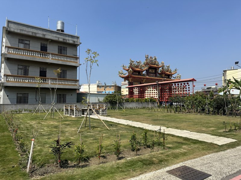 橋頭區芋寮社區營造綠意盎然的休憩空間，提供居民聚會交流的場域。