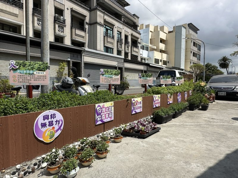 前鎮區興邦社區打造「隅光沁香」香草區，將雜亂空間轉化成品茗交流的街道綠帶。