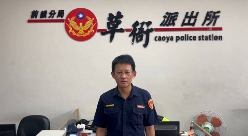 前鎮分局草衙派出所所長顏靜逸說明案情。