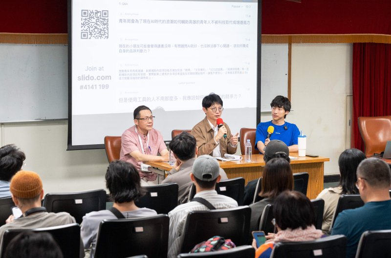 高雄青年局長林楷軒(中)、「nuva」創辦人林上哲(右)與高師大學務主任杜明德教授(左)進行三方對談,深入探討 AI 時代下青年人才所需的核心競爭力。 高雄青年局長林楷軒(中)、「nuva」創辦人林上哲(右)與高師大學務主任杜明德教授(左)進行三方對談,深入探討 AI 時代下青年人才所需的核心競爭力。