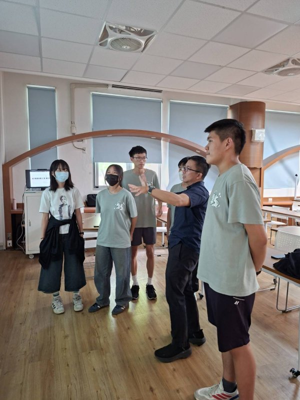 Leo老師指導第六組《Music in Trigonometric Functions: How to Build the Sounds of Instruments》AI動態模擬製作,並針對數學原理、聲音波形呈現及英文科學表達提供專業回饋,引導學生深入探索三角函數與音樂聲學之間的奧妙連結。 Leo老師指導第六組《Music in Trigonometric Functions: How to Build the Sounds of Instruments》AI動態模擬製作,並針對數學原理、聲音波形呈現及英文科學表達提供專業回饋,引導學生深入探索三角函數與音樂聲學之間的奧妙連結。
