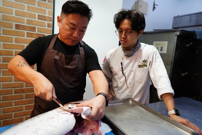 從初始食材處理刀工廖偉廷主廚一一解析。 從初始食材處理刀工廖偉廷主廚一一解析。