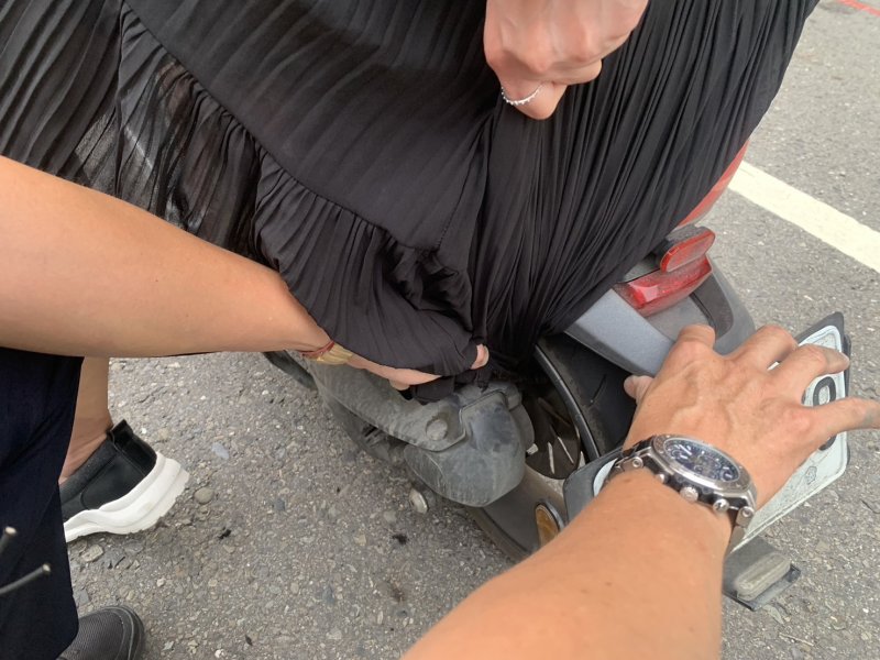 長裙捲入機車後輪驚魂一刻 鳳警徒手排除危機化解險境。 長裙捲入機車後輪驚魂一刻 鳳警徒手排除危機化解險境。