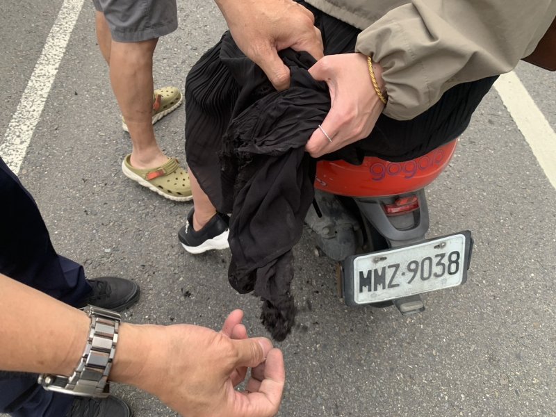 長裙捲入機車後輪驚魂一刻 鳳警徒手排除危機化解險境。 長裙捲入機車後輪驚魂一刻 鳳警徒手排除危機化解險境。