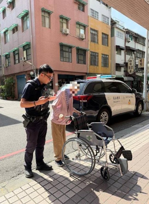 警車變身守護專車 三多警暖心護送輪椅婦人平安返家。 警車變身守護專車 三多警暖心護送輪椅婦人平安返家。