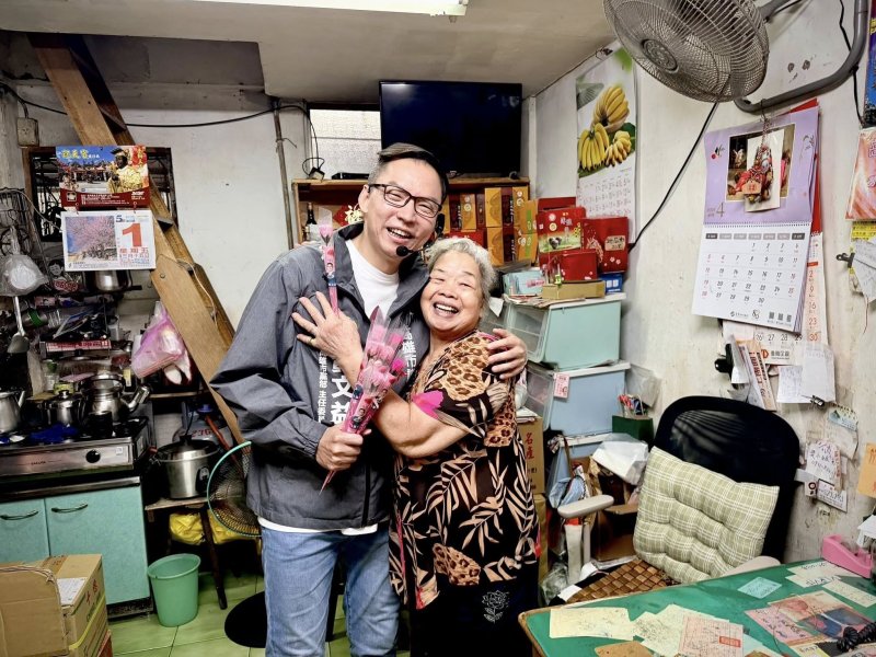 民進黨高雄市黨部主委黃文益母親節發送康乃馨，遇見好友母親熱情支持。