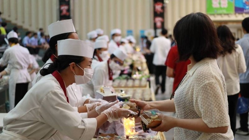 「餐飲達人競賽」學生投創作的現場。 「餐飲達人競賽」學生投創作的現場。