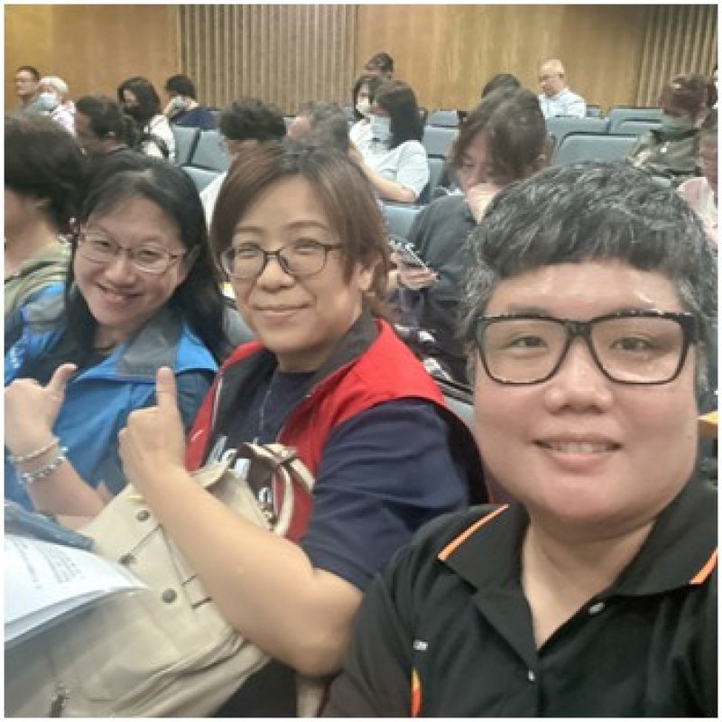 高雄市教師職業工會副理事長李雅文(中)代表工會出席,並與臺南市教育產業工會理事長陳葦芸、屏東縣教育產業工會理事長郭瑋真共同完成9分鐘的發言。 高雄市教師職業工會副理事長李雅文(中)代表工會出席,並與臺南市教育產業工會理事長陳葦芸、屏東縣教育產業工會理事長郭瑋真共同完成9分鐘的發言。