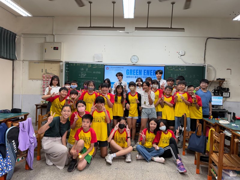 教學推廣團隊與仁武國小師生合影。 教學推廣團隊與仁武國小師生合影。