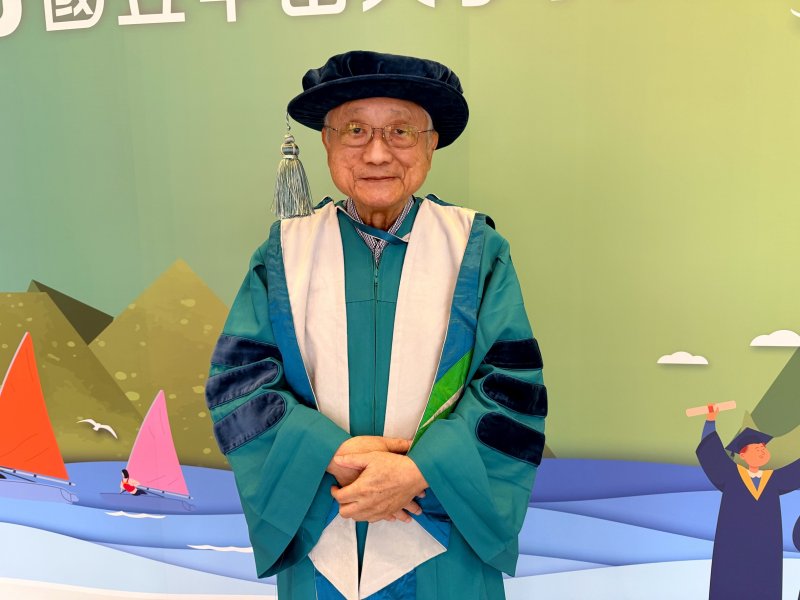 中山大學中文系有史以來年紀最長的86歲博士班畢業生周肇基，以行動詮釋終身學習精神。