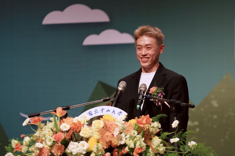 國立中山大學畢業典禮邀請羽球世界排名第8、台灣首位全英羽球公開錦標賽男子單打冠軍林俊易擔任致詞貴賓，他以自身在國際賽場上突破低潮、迎向高峰的歷程，勉勵畢業生堅持初心、勇敢前行。
