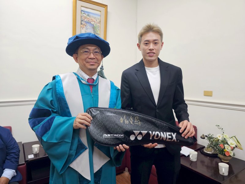 羽球國手林俊易（右）致贈中山大學校長李志鵬（左）親筆簽名羽球拍。