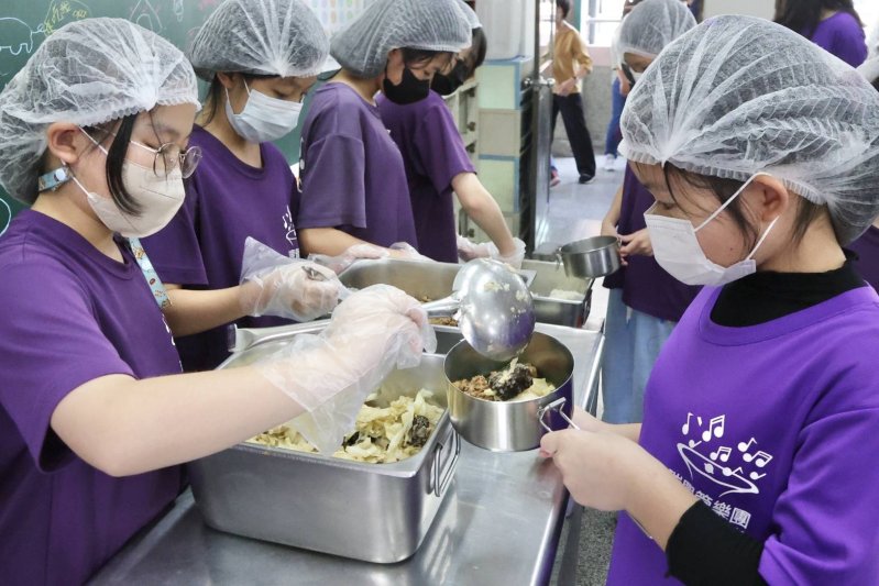 回應多位議員在總質詢爭取,高雄市政育局今天宣布市長陳其邁的政策,由教育局長吳立森宣布,公私立國中、國小全部納入今年8月上路的營養午餐免費政策。 回應多位議員在總質詢爭取,高雄市政育局今天宣布市長陳其邁的政策,由教育局長吳立森宣布,公私立國中、國小全部納入今年8月上路的營養午餐免費政策。