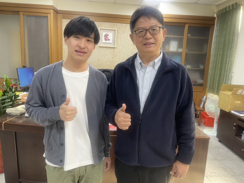 新興高中優秀校友陳庭和,中山大學化學系畢業赴日名古屋大學化學所追隨布施新一郎教授,碩士畢業後,2025年進入台積電熊本廠擔任研發工程師,實現興趣、專長、工作結合的理想。可見新興高中與熊本真的很有緣份,可以拓展實質的教育交流。 新興高中優秀校友陳庭和,中山大學化學系畢業赴日名古屋大學化學所追隨布施新一郎教授,碩士畢業後,2025年進入台積電熊本廠擔任研發工程師,實現興趣、專長、工作結合的理想。可見新興高中與熊本真的很有緣份,可以拓展實質的教育交流。