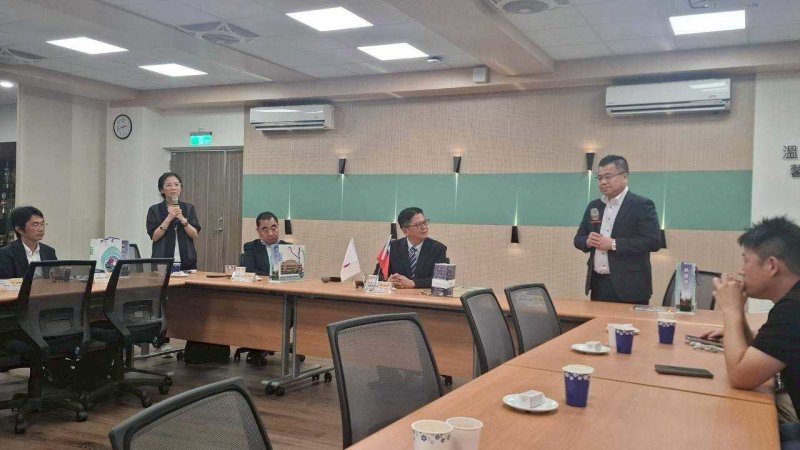 澤野幸司教授表示兵庫教育大學學校教育研究所博士班專門培育教育長、中小學校長等高階教育領導人才,曾遠赴芬蘭中小學教育交流與研究,期待博士班研究生到新興高中教育交流。 澤野幸司教授表示兵庫教育大學學校教育研究所博士班專門培育教育長、中小學校長等高階教育領導人才,曾遠赴芬蘭中小學教育交流與研究,期待博士班研究生到新興高中教育交流。