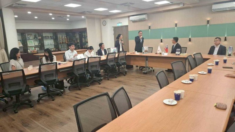 日本熊本市教育委員會遠藤洋路教育長致詞,介紹熊本市教育概況,期待與新興高中展開實質教育交流。教育長表達國中音樂藝才班優秀同學木管四重精湛演繹日本動畫名曲,一行人備感溫暖,陶醉在悠揚樂音中,感佩學校的用心安排! 日本熊本市教育委員會遠藤洋路教育長致詞,介紹熊本市教育概況,期待與新興高中展開實質教育交流。教育長表達國中音樂藝才班優秀同學木管四重精湛演繹日本動畫名曲,一行人備感溫暖,陶醉在悠揚樂音中,感佩學校的用心安排!